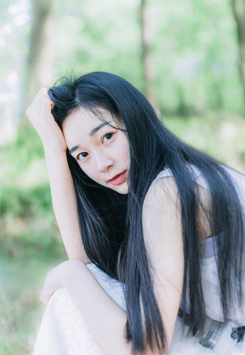 感情世界里最没用的四种东西：分手后的悔恨，不爱后的关怀，高高在上的自尊心，低情商的善良。